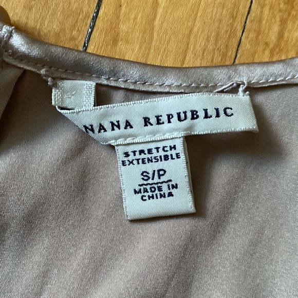 BANANA REPUBLIC SLEEVELESS SILK TOP - Picture 2 of 3